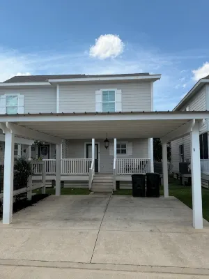 “The Blue Lagoon” a 3-bedroom townhome in charming Lake Charles with AC, WiFi - 4-Star