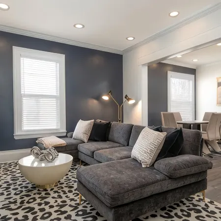 3 miles to B Ball, 5 min walk to Downtown! Stocked Kitchen, AC, WiFi, W/D