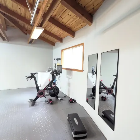 Designer retreat home near Stanford! Luxury, Gym, Peloton, office,Backyard,BBQ