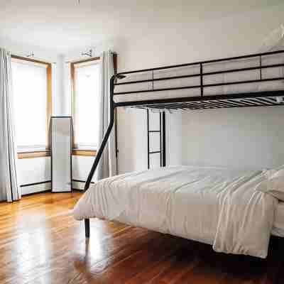 Garage, Fully Fenced Yard, Sleep 8, Walk to Downtown Rooms