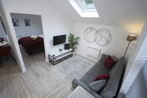 The Den - King BED 5 min Walk to City Centre - Condos