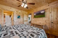 Hot tub cabin with fireplace, Smoky Mountain views, pet friendly, 10 min to Park