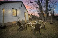 Urban Oasis: A Charming Downtown Retreat with Game Room, Firepit and Yard Games
