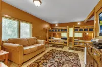 Ellicottville Chalet with beautiful storybook creek