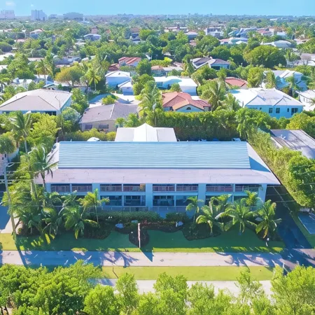 Beachside 2BR/2BA - Pool, Balcony, Parking - Steps to the beach