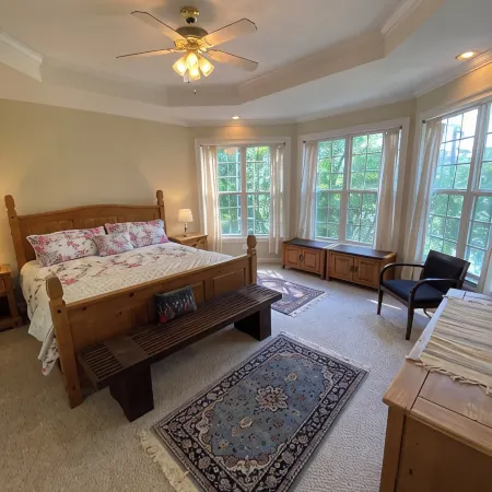 Peaceful waterfront lake living!