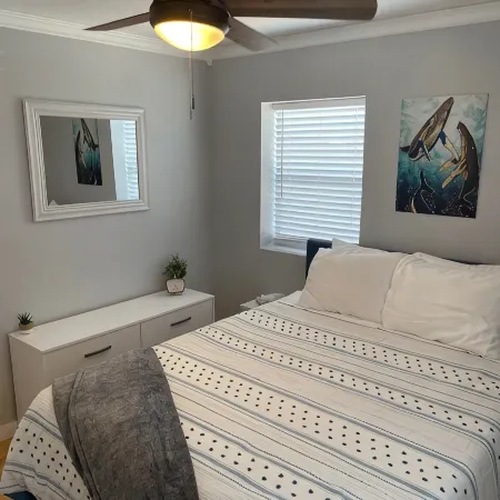 Bright 3 bedroom, 2 bath home; game room w/ arcade machines - basketball machine