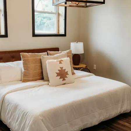 Cozy Midwest Bunkhouse located in the heart of the Ozarks! Отели в г. Райт