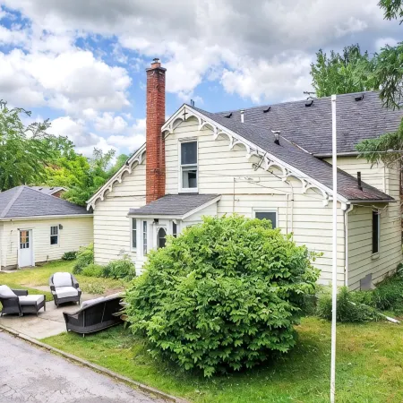 Main Street Family Retreat, Walking Distance to Beach & Downtown. Pet Friendly!