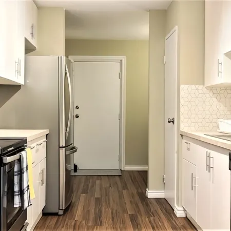 Lovely Modern 3-Bedroom Condo with Free Parking right by West Edmonton Mall
