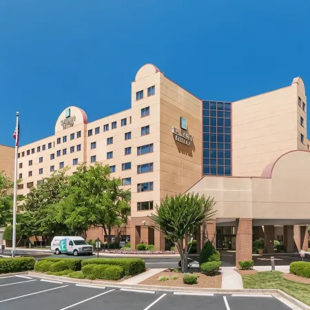 Embassy Suites by Hilton Charlotte Отели рядом с достопримечательностью «Винг Хэйвен Фаундейшн Inc»
