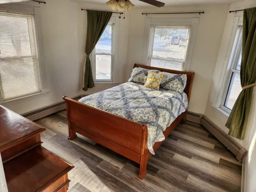 Very spacious, clean, and comfortable first floor unit. Close to major highway! - Homestays