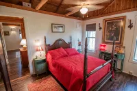 Seclusion in the Lost Pines hosted by Jan - Boutique