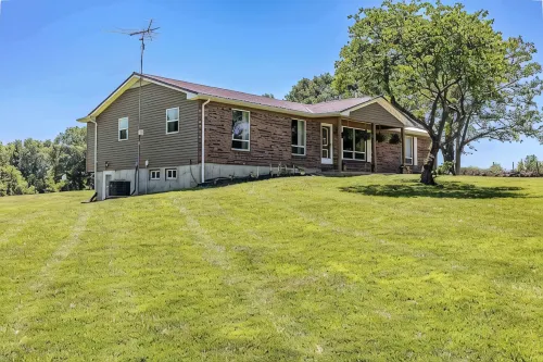 Comfy Country home. Pet friendly, 5 bedrooms, AC, WIFI, just outside Farmington - Homestays