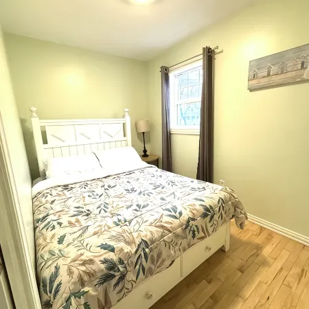 Charming Full Home in Downtown Escanaba – Walk to Beach, Park, and Marina! Отели в г. Эсканаба