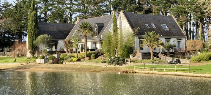 Beautiful outbuilding on property, seafront and golf course Hotels in Baden