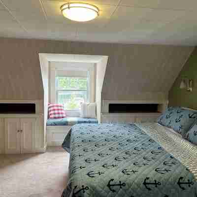 Enjoy spectacular views of Lobster Cove. Large yard, EV charger & dog friendly. Rooms