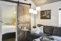 Tiny cabin nestled in the woods - Chalets