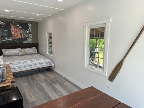 Modern Glamping Cabin in Springfield with king bed and AC on 3 private acres. - Feriehus