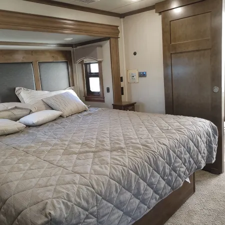 2019 40' 5th wheel on quiet property in the country with spectacular river views