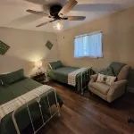 Cute, pet-friendly home in quiet neighborhood. Close to state parks & downtown. - 3 tähden