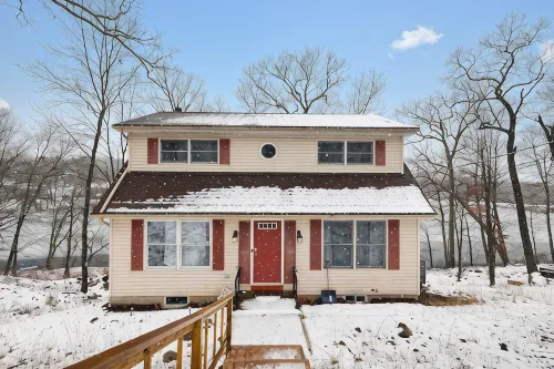 LAKE FRONT HOME in SAW CREEK, BUSHKILL - 4-Star