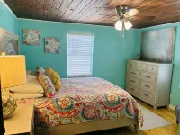 Bohemian Bike 2-BR Cottage in Downtown Inverness - Homestays