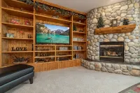 Luxury 7 Br Home / Hot Tub / Sharc Passes / AC / Wi Fi / Bikes - homestay