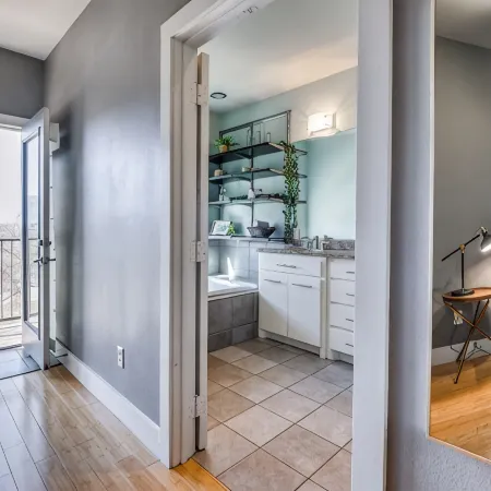 The Oleander - centrally located Luxury Townhouse steps from Magnolia Ave!