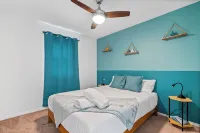Deck+Fenced Back Yard+ King Bed+Bedroom TV+Pets Welcome! - 3-Star