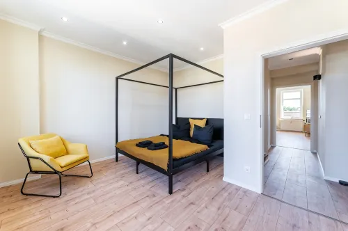 Stylish old building apartment with 2 bedrooms - 200m to the Elbe - close to the center - Balcony