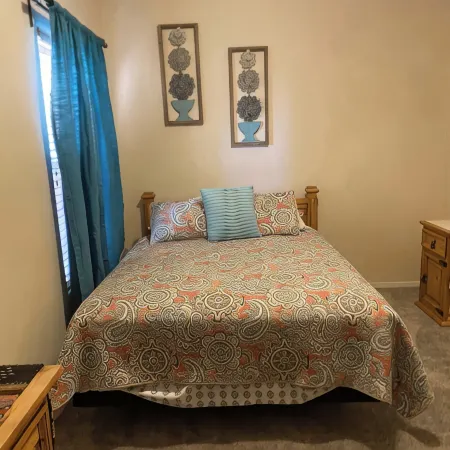 Amazing 4-bedroom: AC, WiFi, 2 car garage with river view in NW Albuquerque