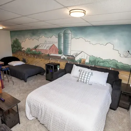 "The Hay Loft" - Hot Tub - Game Room - Fire Pit - Office - Family FUN