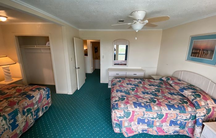 Beachfront Two Bedroom Condo with a Pool/2 nights or 7 nights. Pet friendly!