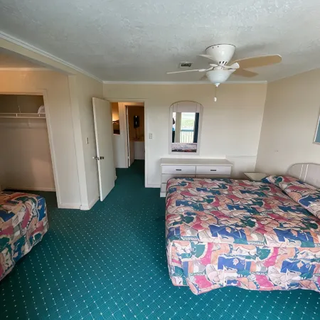 Beachfront Two Bedroom Condo with a Pool/2 nights or 7 nights. Pet friendly!