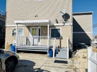 Lovely Seaside Park Getaway - Walk to Beach & Bay - Parking, Patio, BBQ - Family