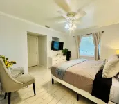 Waterfront House with Heated Pool, Jacuzzi & Private Dock - Private Pools
