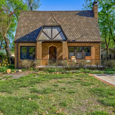 Large luxury Home - Walk to Campus/Stadium in the Heart of Norman