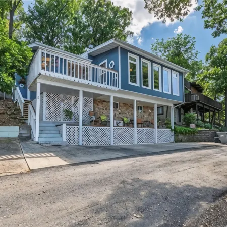 Charming! Cozy Lakefront Home with Fantastic Views, Close to Bagnell DAM