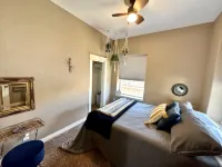 Eclectic Bungalow in the Heart of the City - 4-Sterne