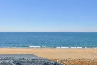 STUNNNG OCEAN FRONT CAROUSEL RESORT CONDO - 4-Star