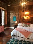 Historic Speak Easy Loft with Water Views in Downtown Vicksburg - 4-نجوم