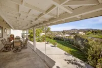 Private Hilltop Haven - Hot Tub/Game Room — 10mi to Beach & Legoland - 3-Star