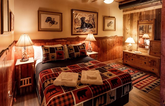 Northwoods Rustic Lodge steps away from Round Lake in Richardson Bay & Pontoon