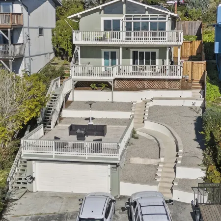 Gorgeous hillside home with ocean views!