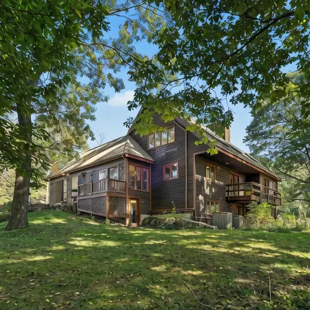Ipswich Riverfront Lodge • Sleeps 10 • Kayak+Canoe