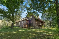 Ipswich Riverfront Lodge / Horse Friendly Barn+Paddocks / Kayak+Canoe/ Sleeps 10 - 3-Star