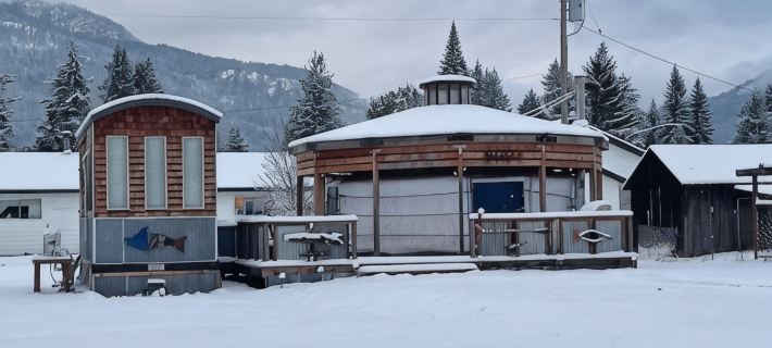 Poindexter’s Palace-A Yurt and A Tiny Home! Hotels in Bonner County