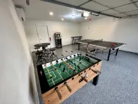 Central, Familial, w/ GAME Room, FIRE Pit, KING Bed ★ 4.6 mi from DFW Airport+ - 3성급