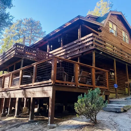 The Creek-Side Cabin: Spa, Fire Pit, 5 Star, AC, Big Deck, Quiet, Walk to Town